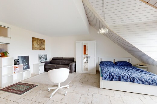 chambre avec inside property, drywall, cloison sèche, tile floor, et sol en carrelage