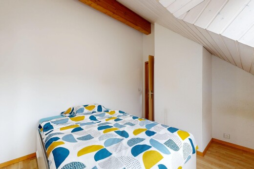 chambre avec vaulted ceiling, plafond voûté, drywall, cloison sèche, et baseboards wall