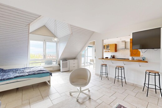 chambre avec light floor, télévision, lumière naturelle, natural light, et inside property