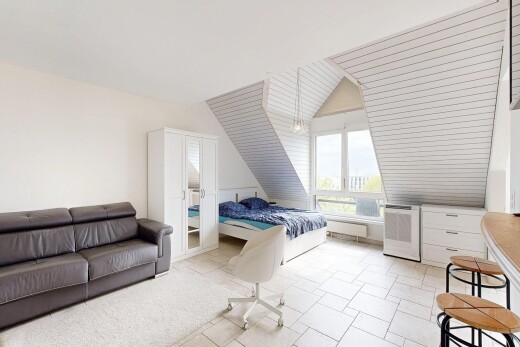 chambre avec natural light, lumière naturelle, inside property, vaulted ceiling, et plafond voûté