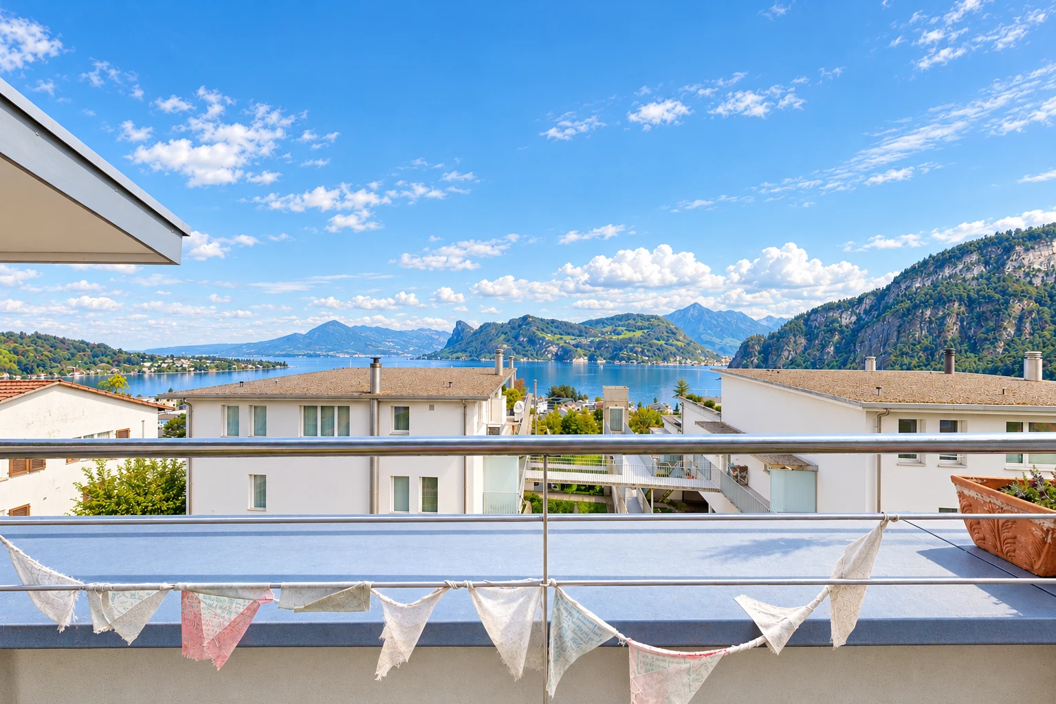 terrasse mit blick auf die berge, mountain view, day time, view focus, und seesicht