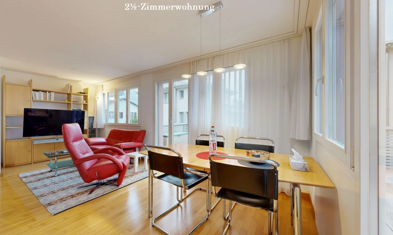 salon / salle à manger avec lumière naturelle, télévision, sol en finition bois, wood finish floor, et cloison sèche
