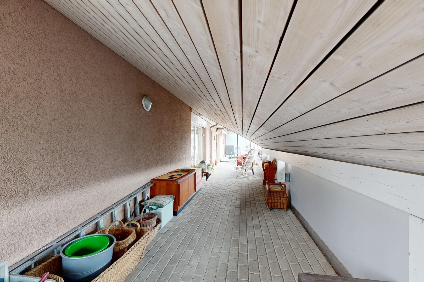 couloir avec plafond en bois, wood ceiling, plafond voûté, vaulted ceiling, et plafond bas