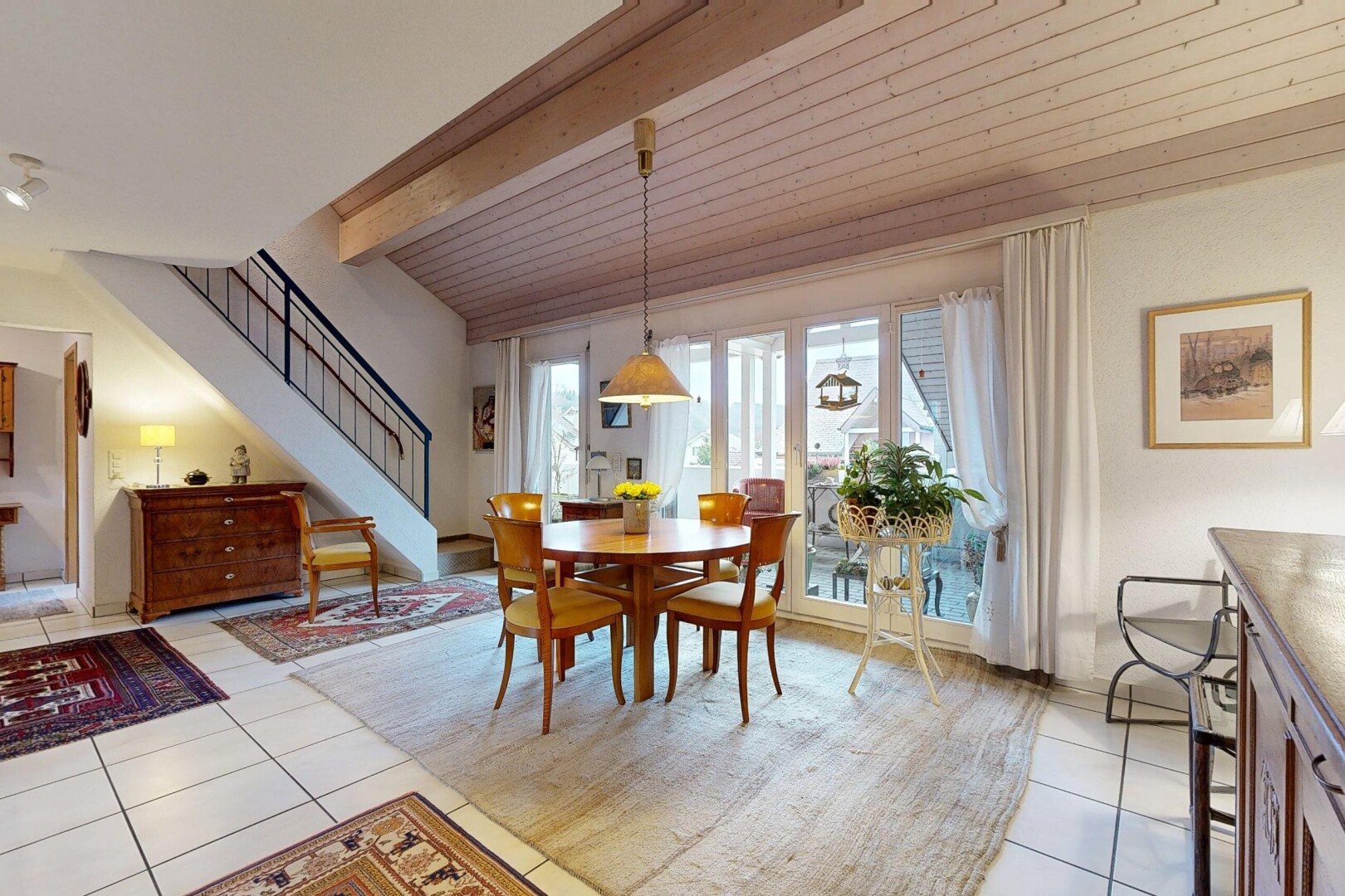 salle à manger avec plafond à poutres, beamed ceiling, escaliers, cloison sèche, et drywall