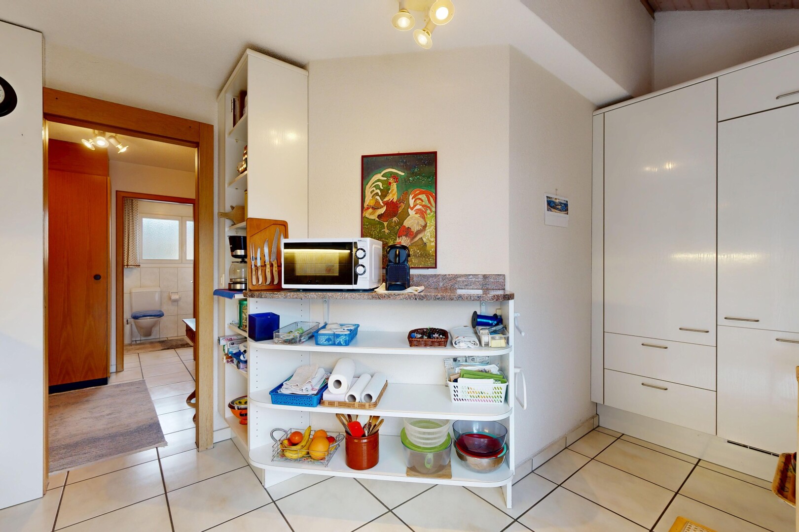 cuisine avec light floor, white cabinets, armoires blanches, inside property, et flat panel cabinets