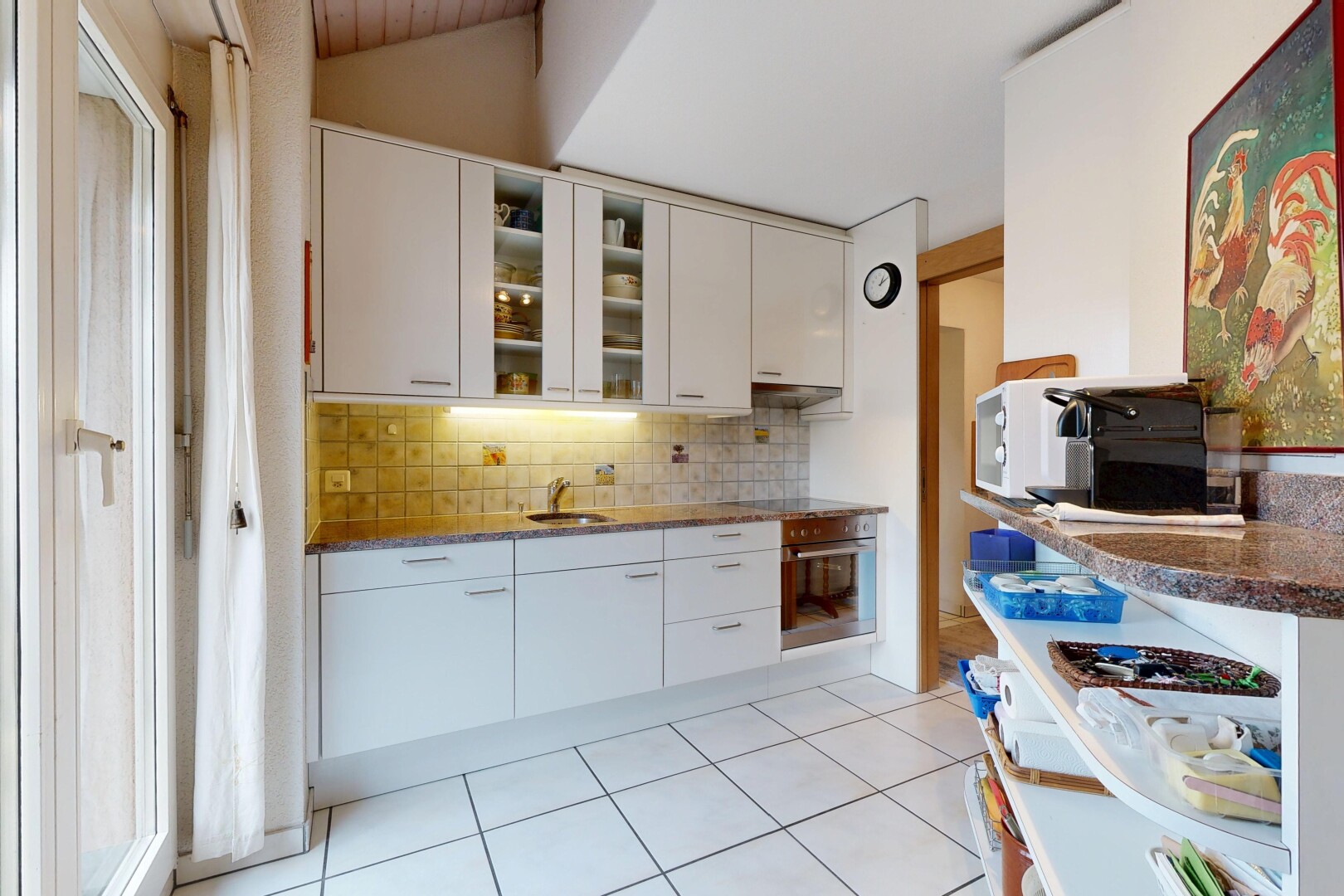 cuisine avec armoires blanches, white cabinets, light floor, four, et dosseret