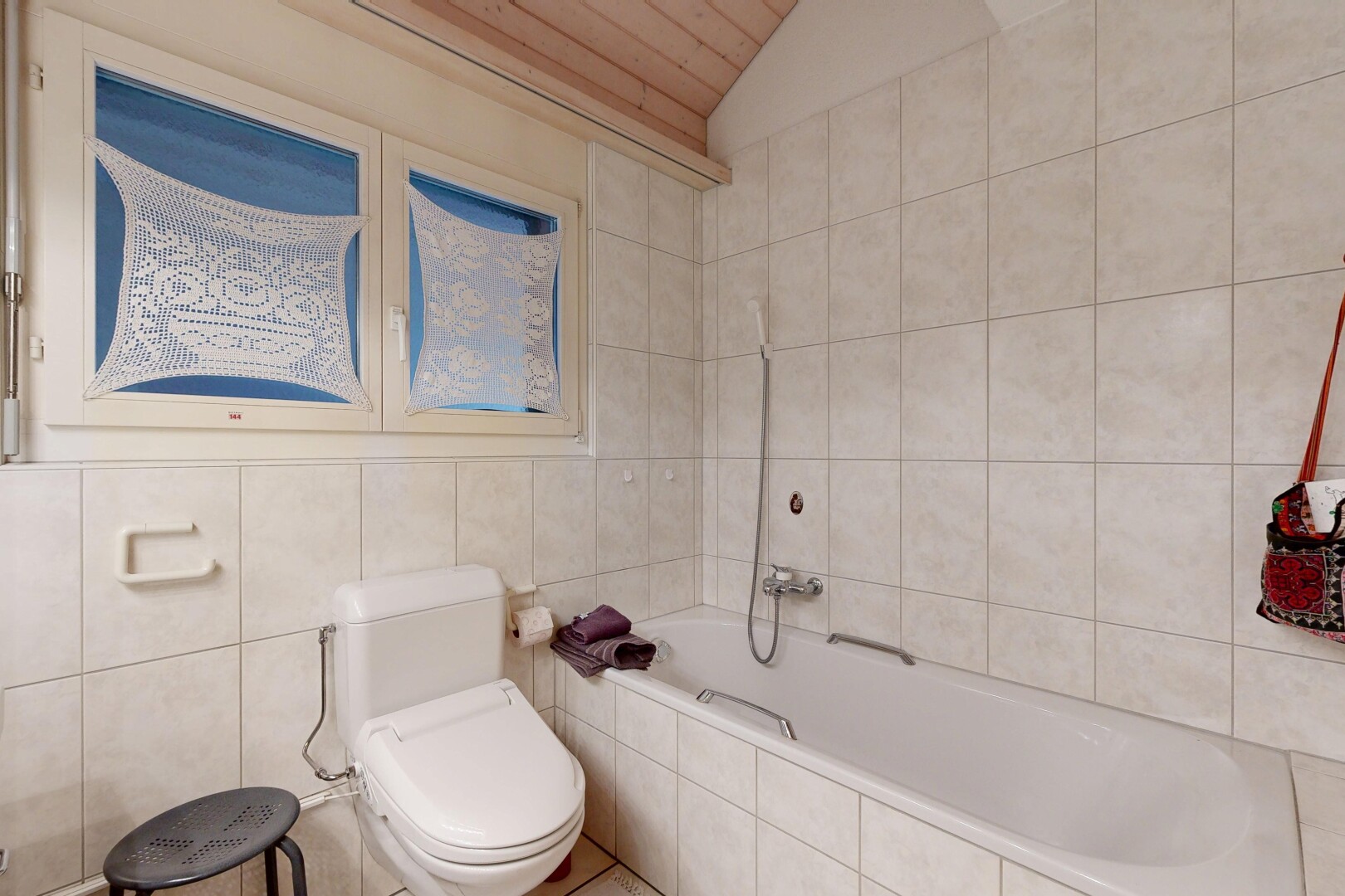 salle de bains avec salle de bain complète, mur en carrelage, tile wall, toilette, et bain
