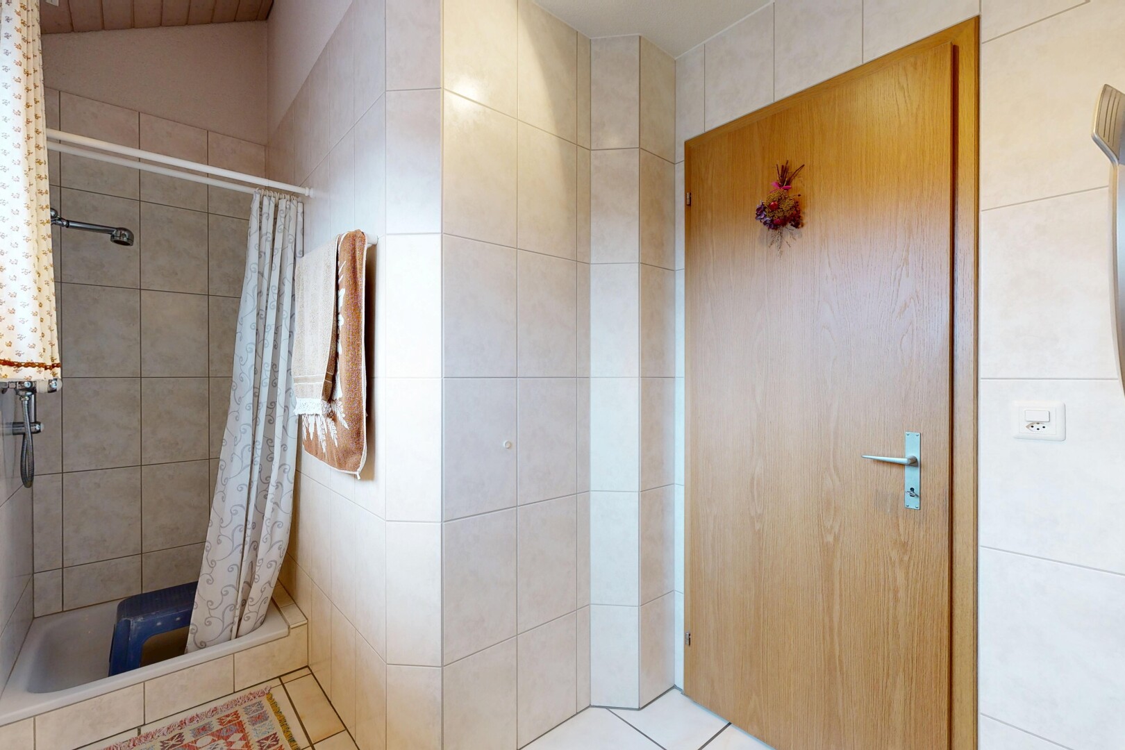 salle de bains avec douche, salle de bain complète, sol en carrelage, et tile floor