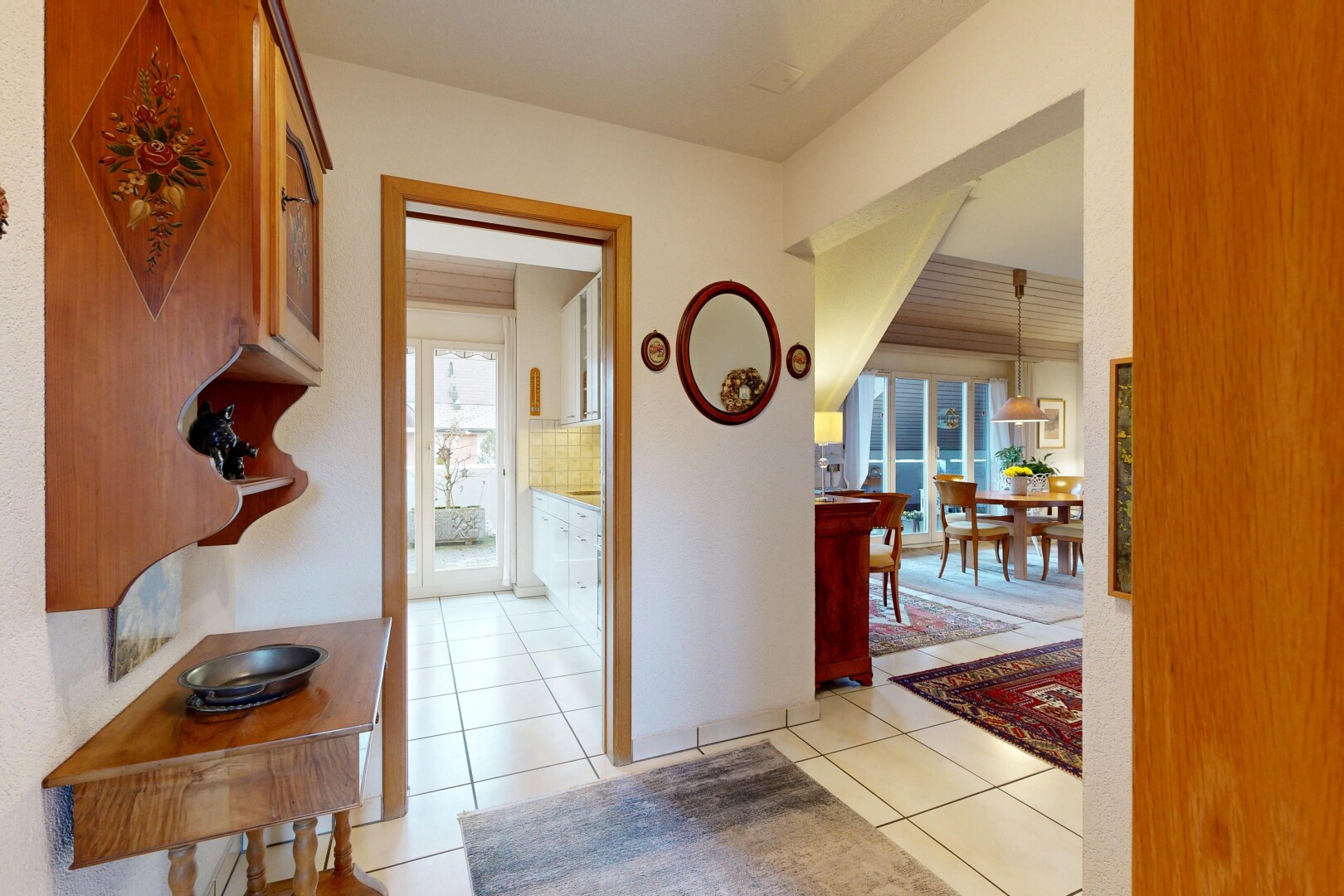 couloir avec tile floor, sol en carrelage, inside property, natural light, et lumière naturelle