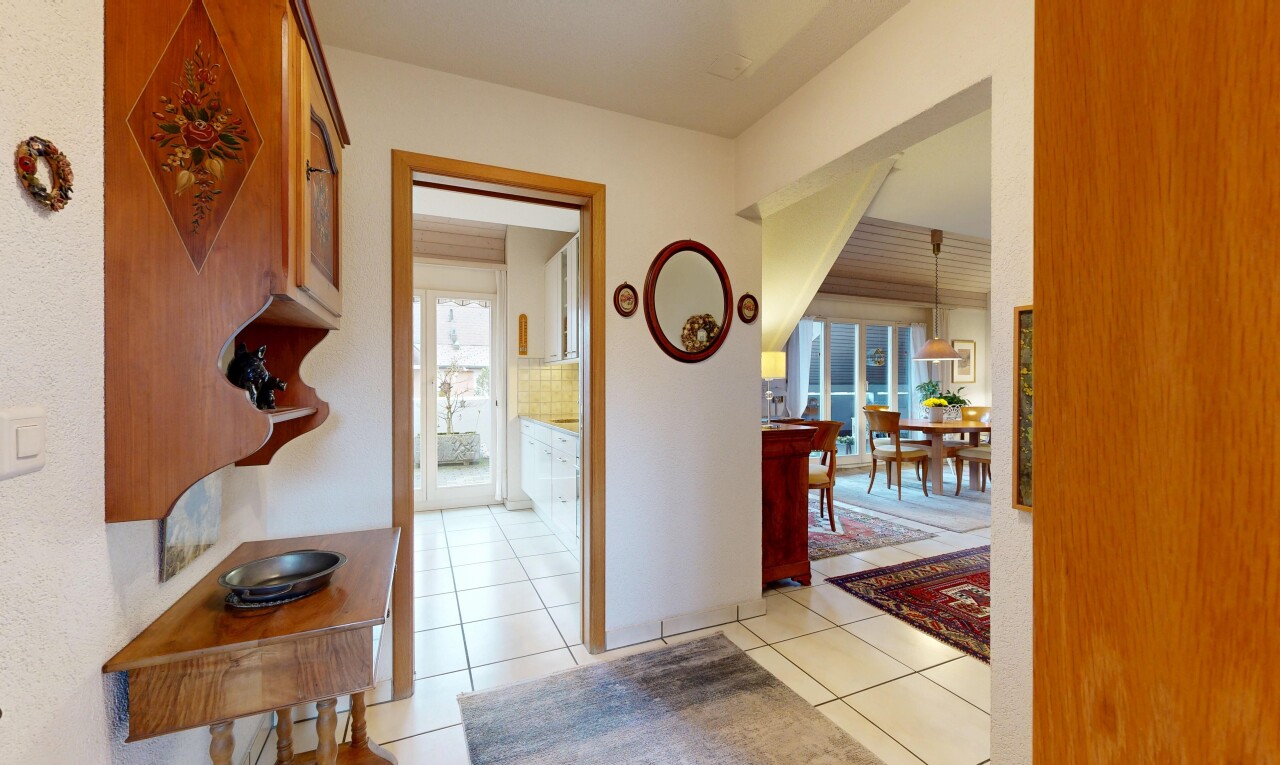 couloir avec tile floor, sol en carrelage, inside property, natural light, et lumière naturelle