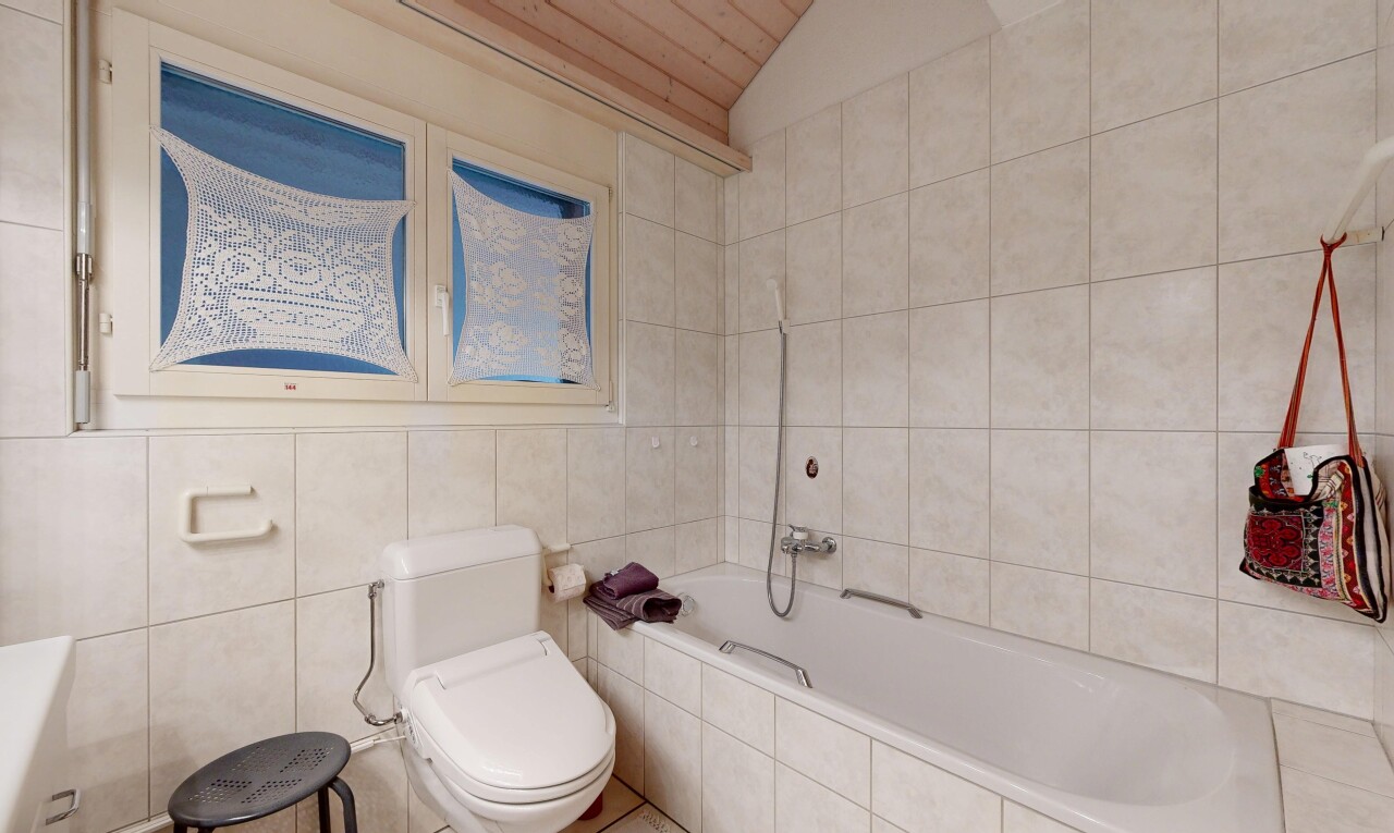 salle de bains avec salle de bain complète, mur en carrelage, tile wall, toilette, et bain