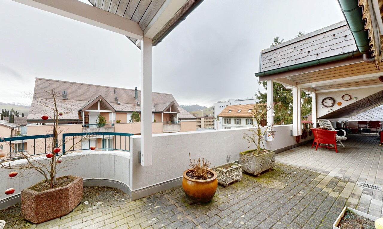 terrasse avec from property, overcast, clôture, vue résidentielle, et residential view