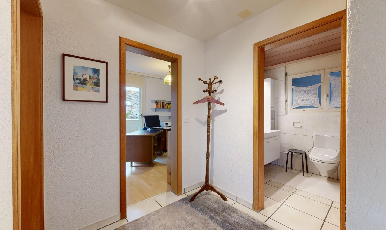 couloir avec sol en carrelage, tile floor, espace bureau, inside property, et lumière naturelle