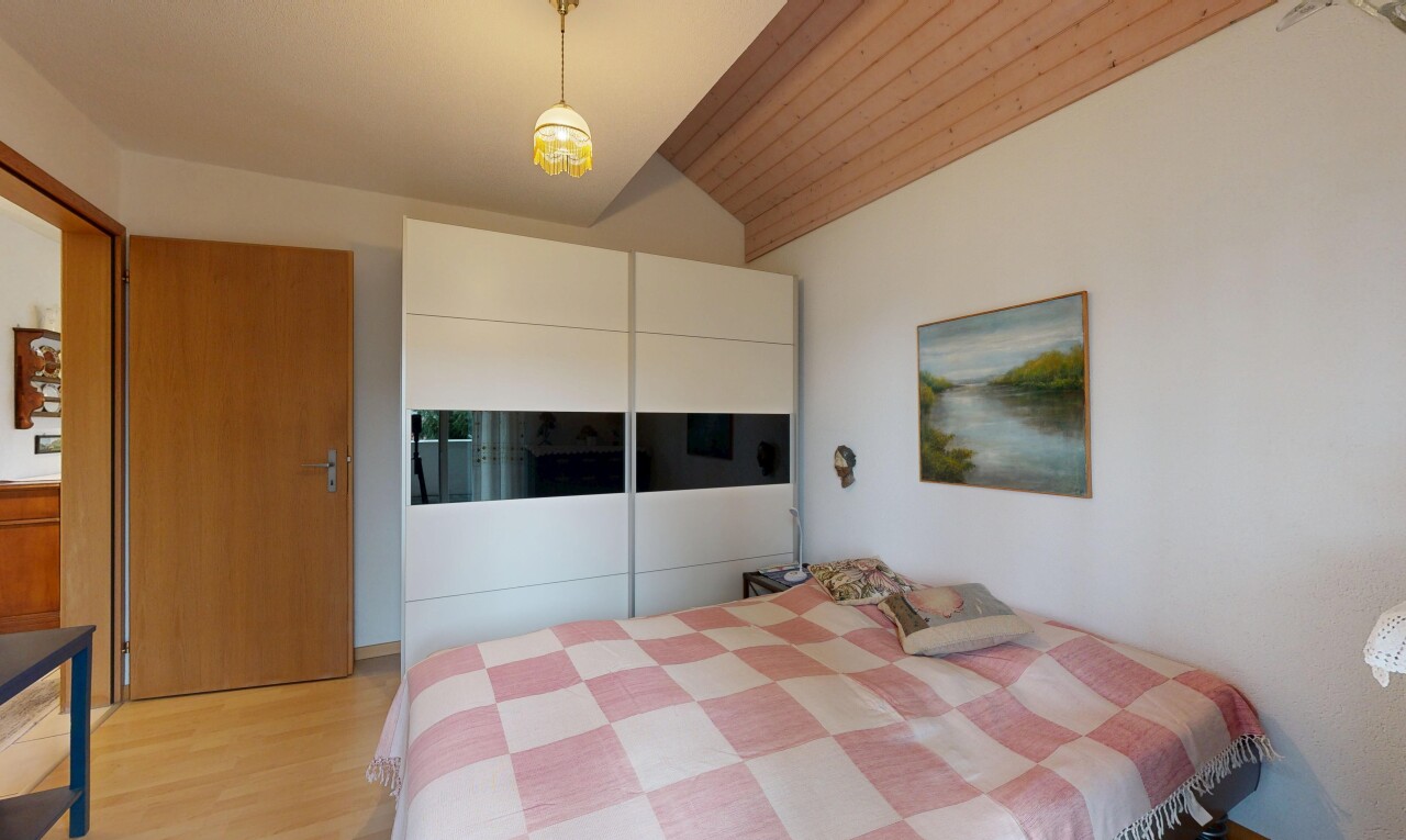 chambre avec cloison sèche, drywall, inside property, sol en finition bois, et wood finish floor