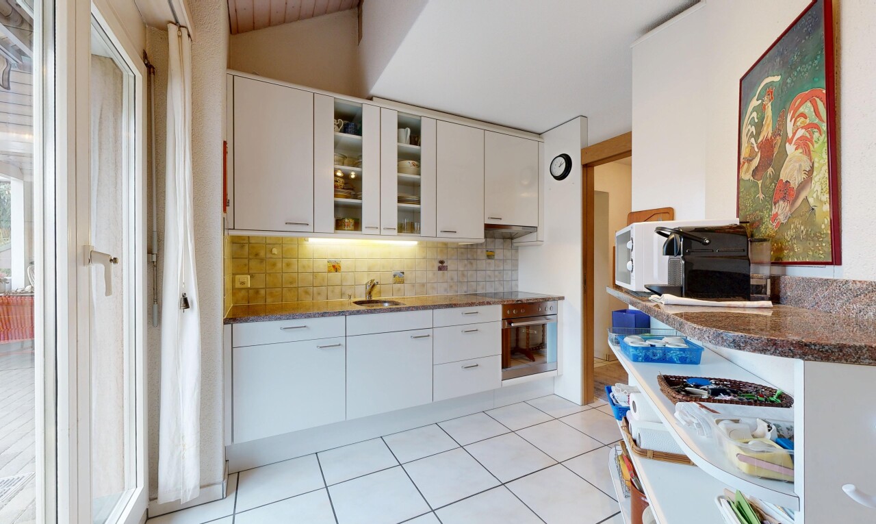 cuisine avec armoires blanches, white cabinets, light floor, four, et dosseret