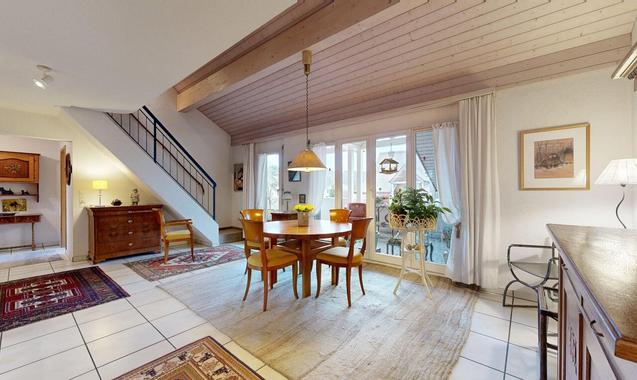 salle à manger avec plafond à poutres, beamed ceiling, escaliers, cloison sèche, et drywall