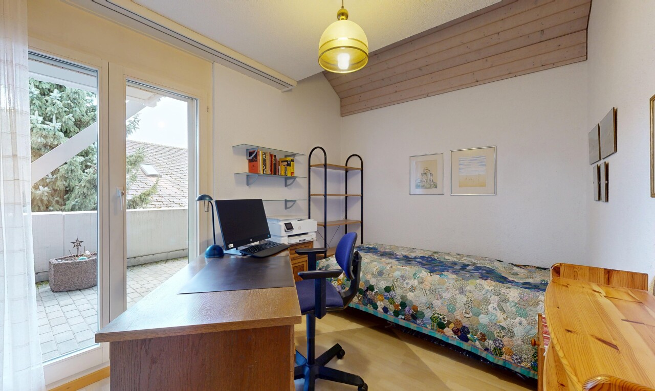 chambre avec lumière naturelle, natural light, accès à l'extérieur, télévision, et espace bureau