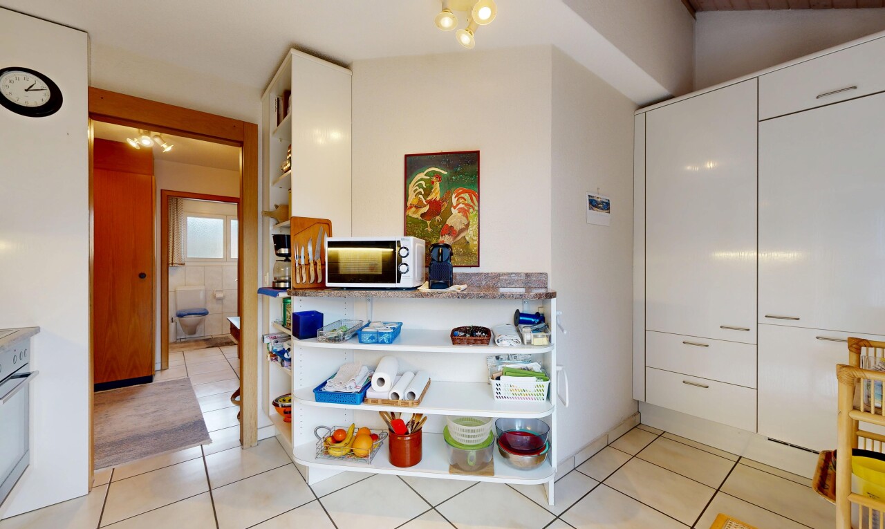 cuisine avec light floor, white cabinets, armoires blanches, inside property, et flat panel cabinets