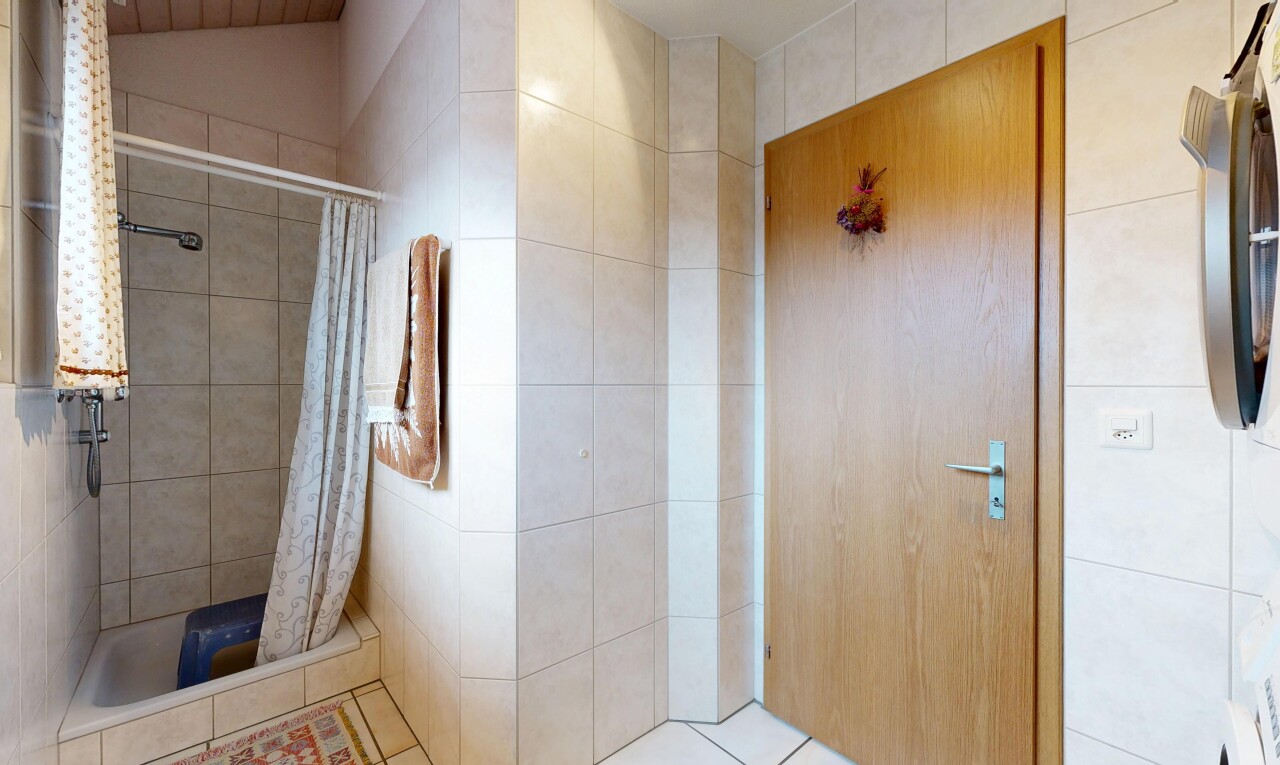salle de bains avec douche, salle de bain complète, sol en carrelage, et tile floor