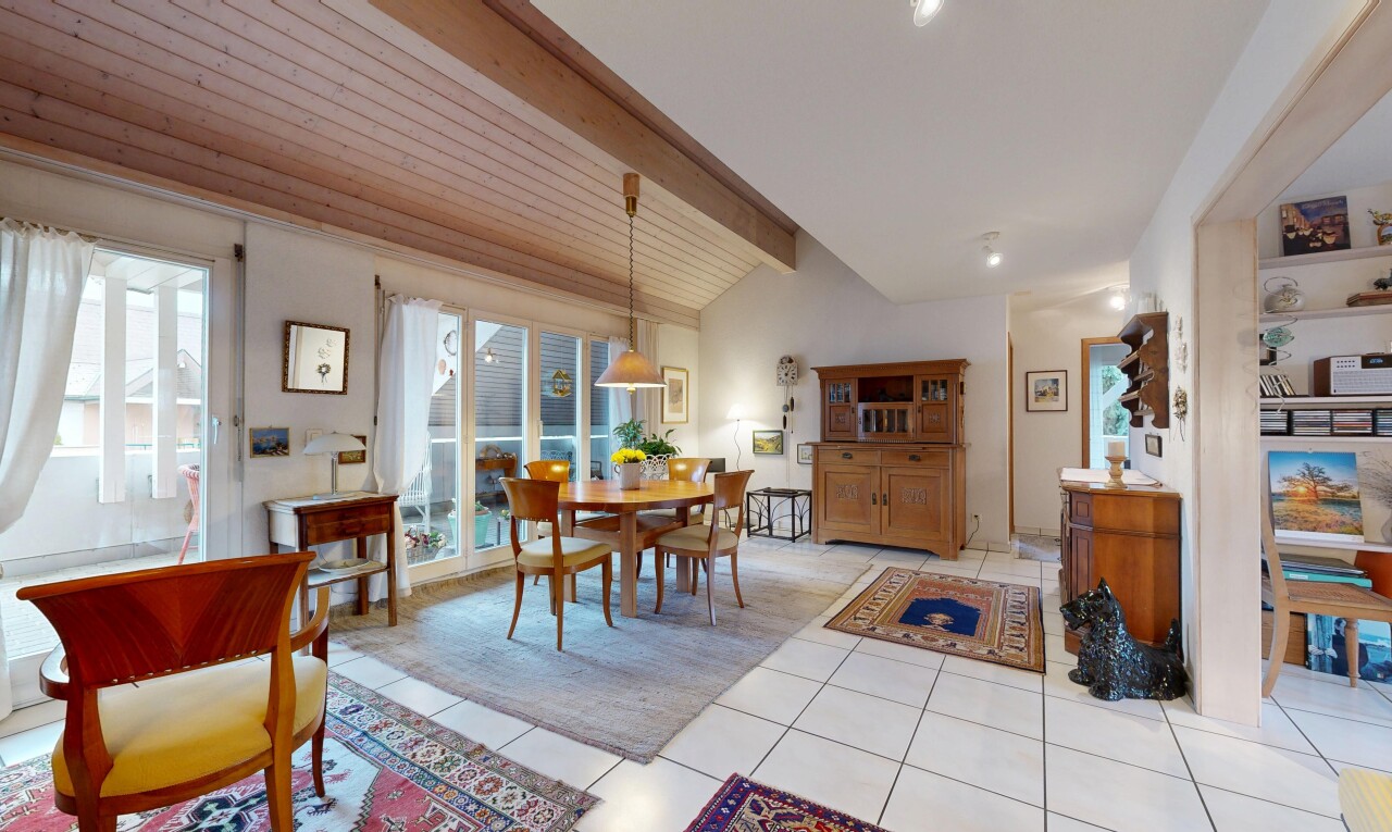 salle à manger avec sol en carrelage, tile floor, plafond à poutres, beamed ceiling, et plafond voûté