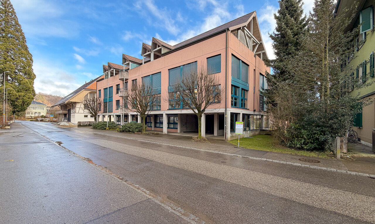 extérieur du bâtiment avec day time, vue sur le complexe d'appartements, apartment complex view, et from community