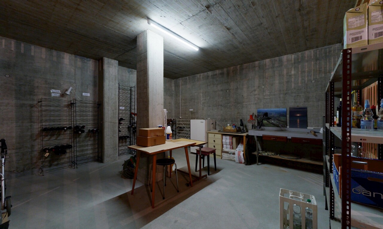 bureau avec concrete wall, inside community, concrete floor, télévision, et atelier