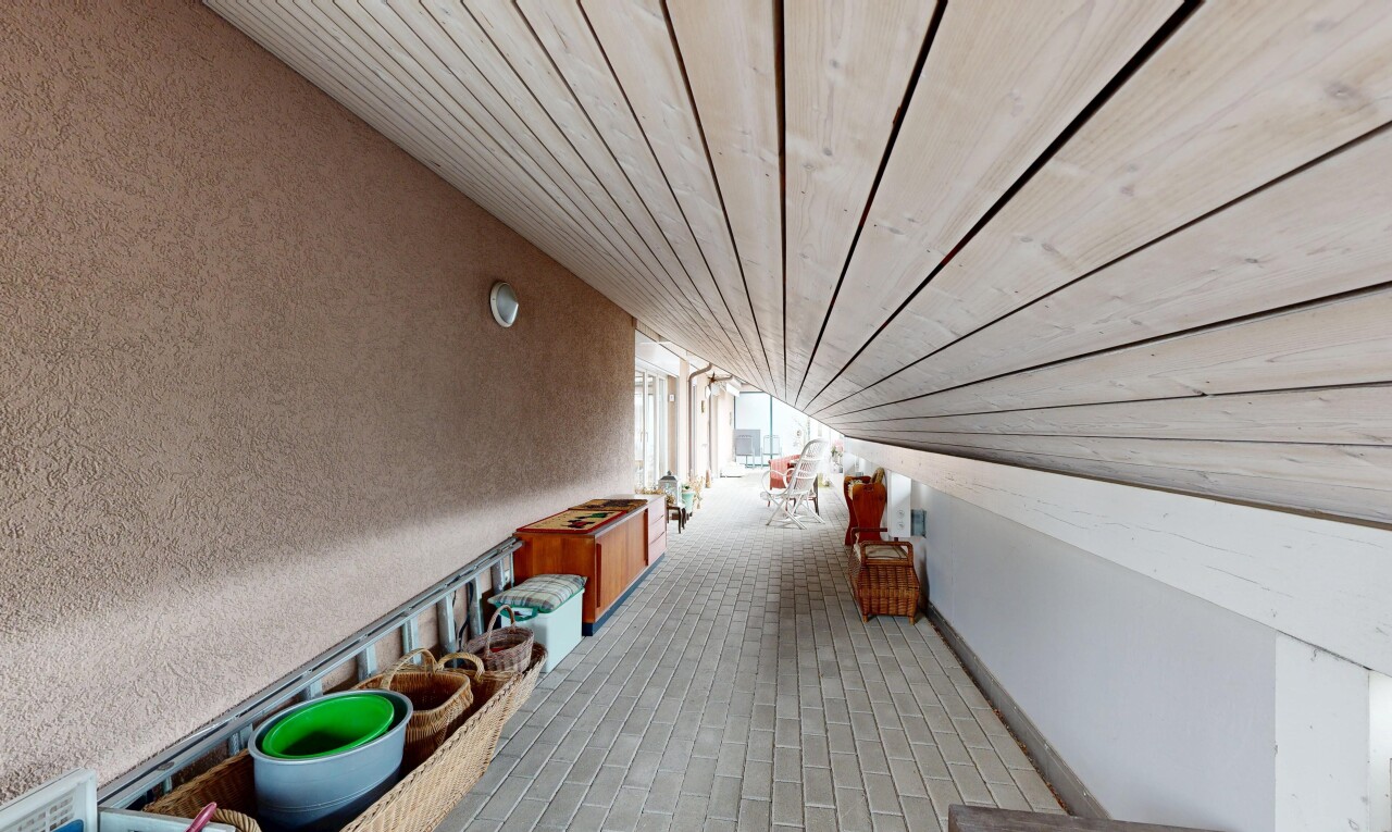 couloir avec plafond en bois, wood ceiling, plafond voûté, vaulted ceiling, et plafond bas