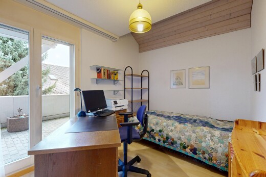 chambre avec lumière naturelle, natural light, accès à l'extérieur, télévision, et espace bureau