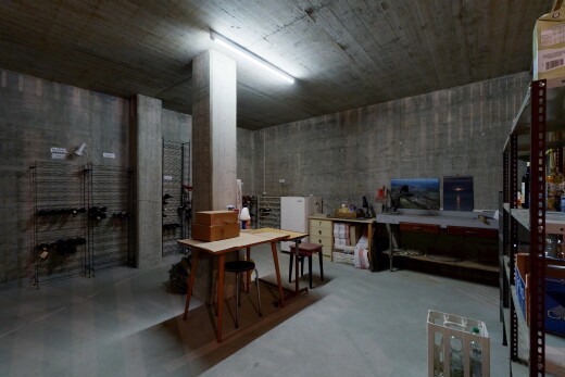 bureau avec concrete wall, inside community, concrete floor, télévision, et atelier