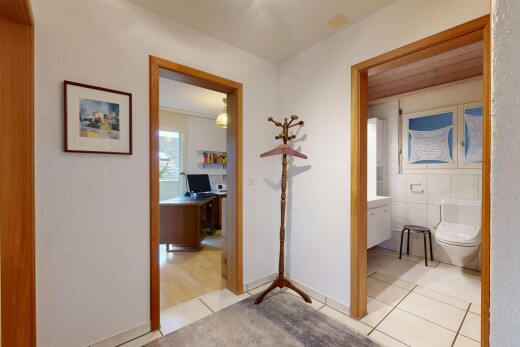 couloir avec sol en carrelage, tile floor, espace bureau, inside property, et lumière naturelle
