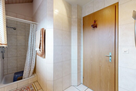 salle de bains avec douche, salle de bain complète, sol en carrelage, et tile floor