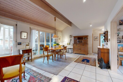 salle à manger avec sol en carrelage, tile floor, plafond à poutres, beamed ceiling, et plafond voûté