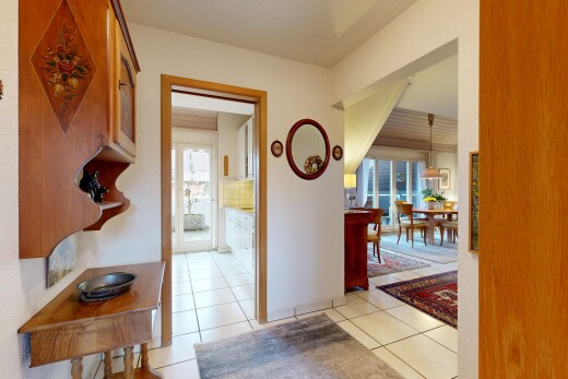 couloir avec tile floor, sol en carrelage, inside property, natural light, et lumière naturelle