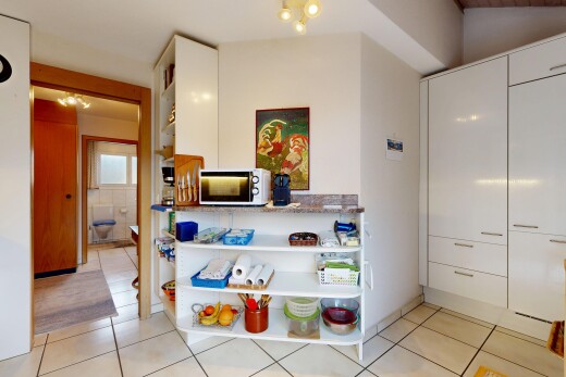 cuisine avec light floor, white cabinets, armoires blanches, inside property, et flat panel cabinets