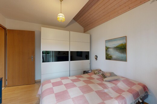 chambre avec cloison sèche, drywall, inside property, sol en finition bois, et wood finish floor