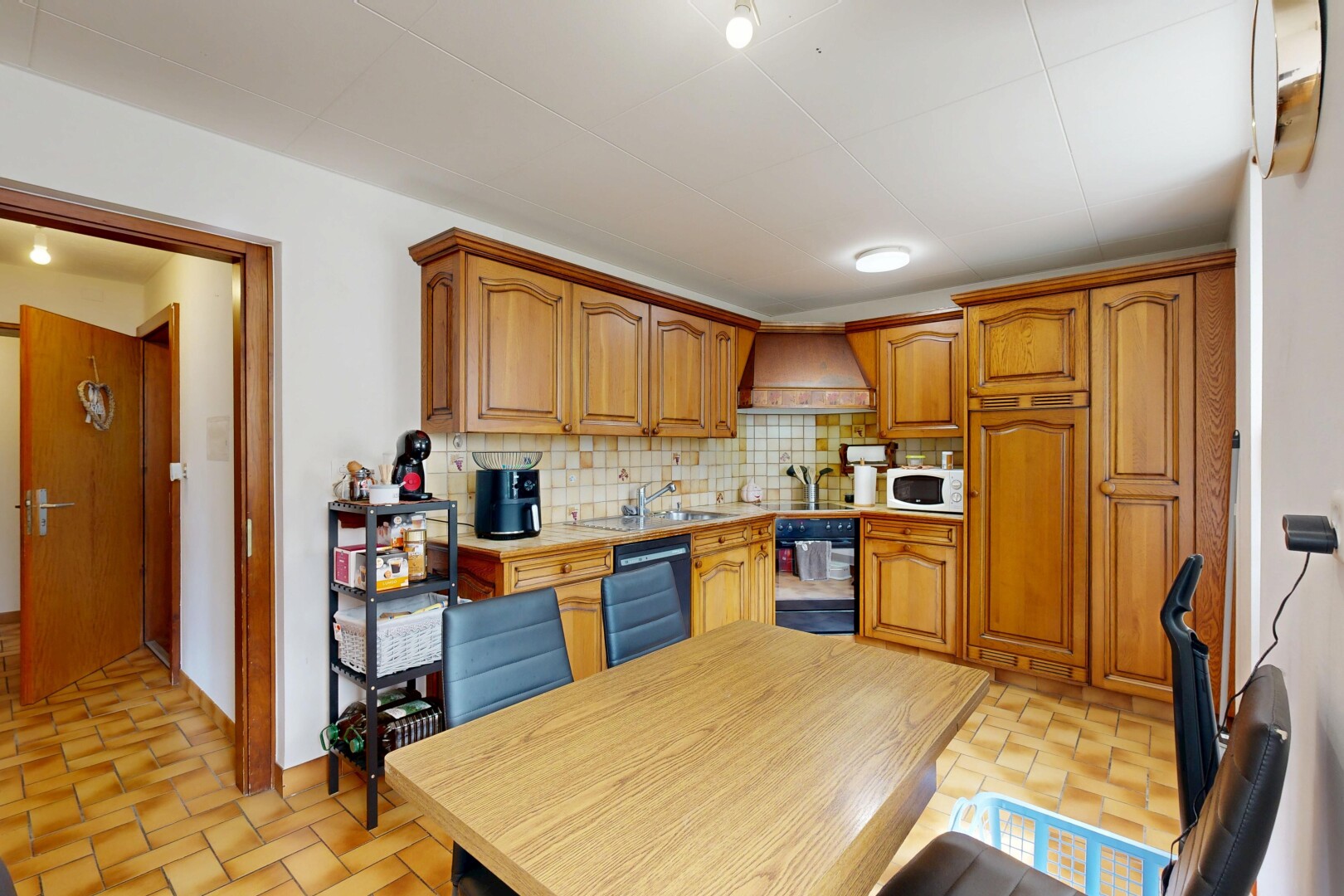cuisine avec light floor, armoires en arc, arched cabinets, wood edge countertops, et inside property