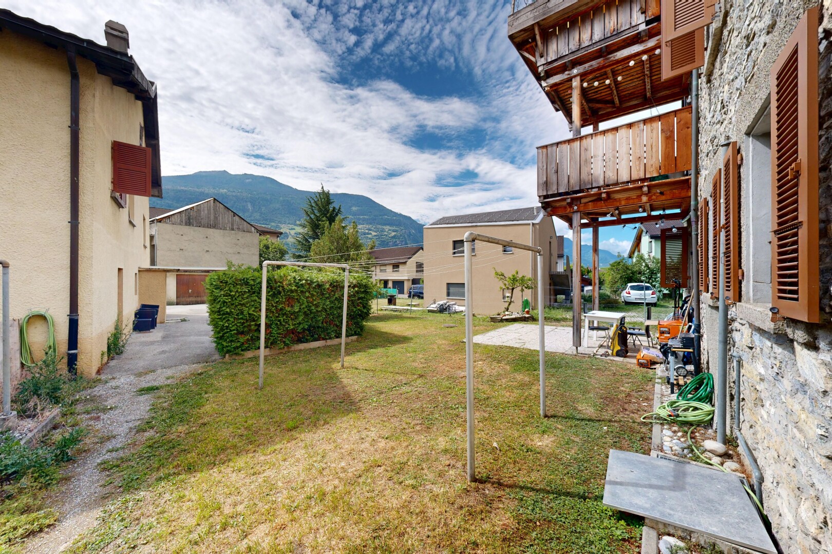jardin avec pelouse, day time, mountain view, vue sur la montagne, et terrasse