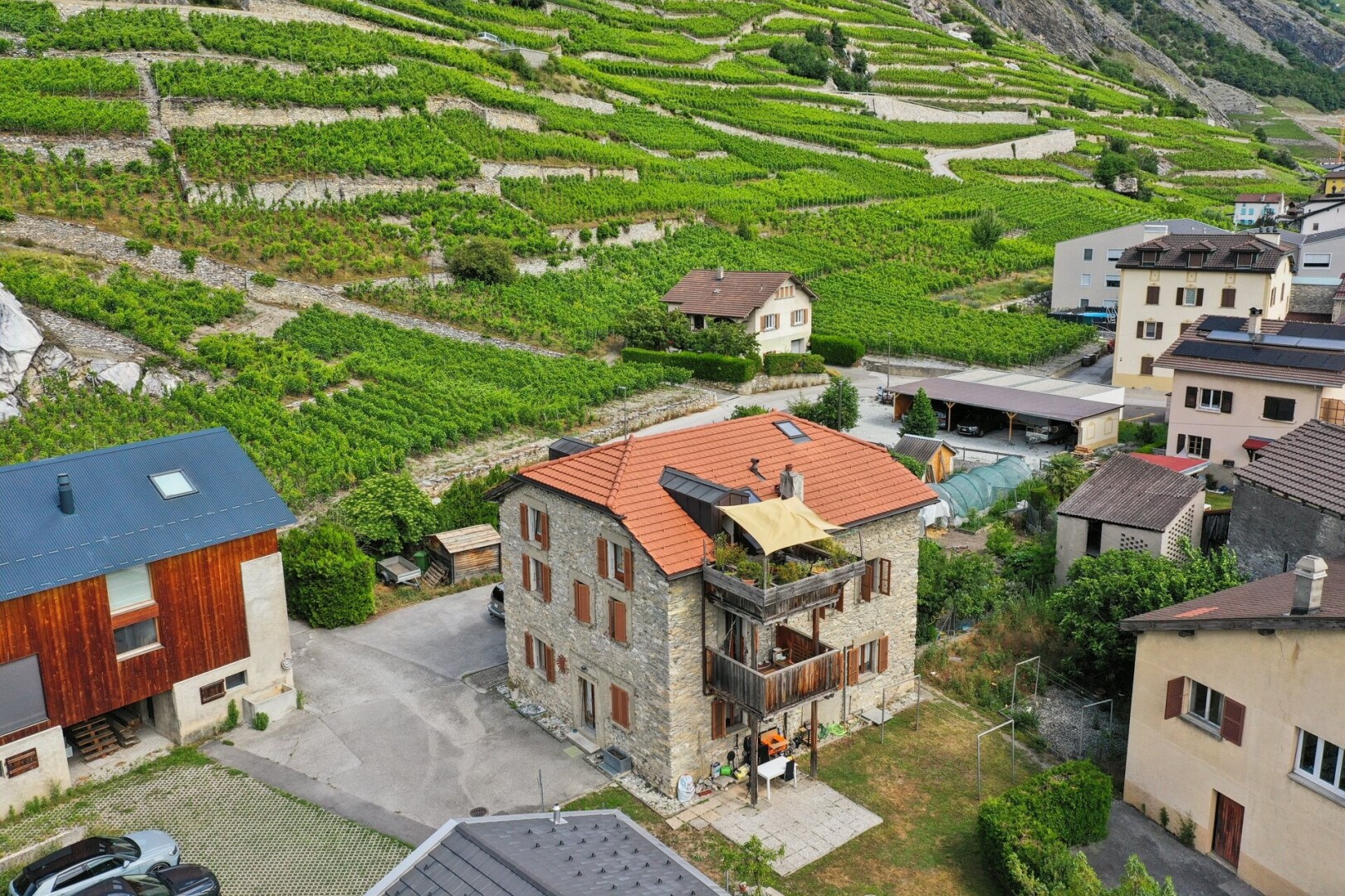 façade avec vue sur le verger/agriculture, orchard / agricultural view, bardage en pierre, vue rurale, et rural view