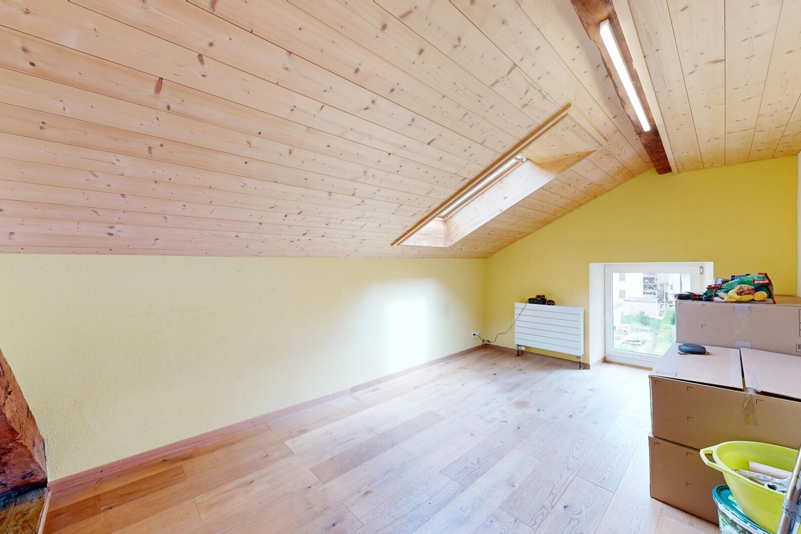 pièce vide avec puits de lumière, plafond voûté, vaulted ceiling, plafond en bois, et wood ceiling