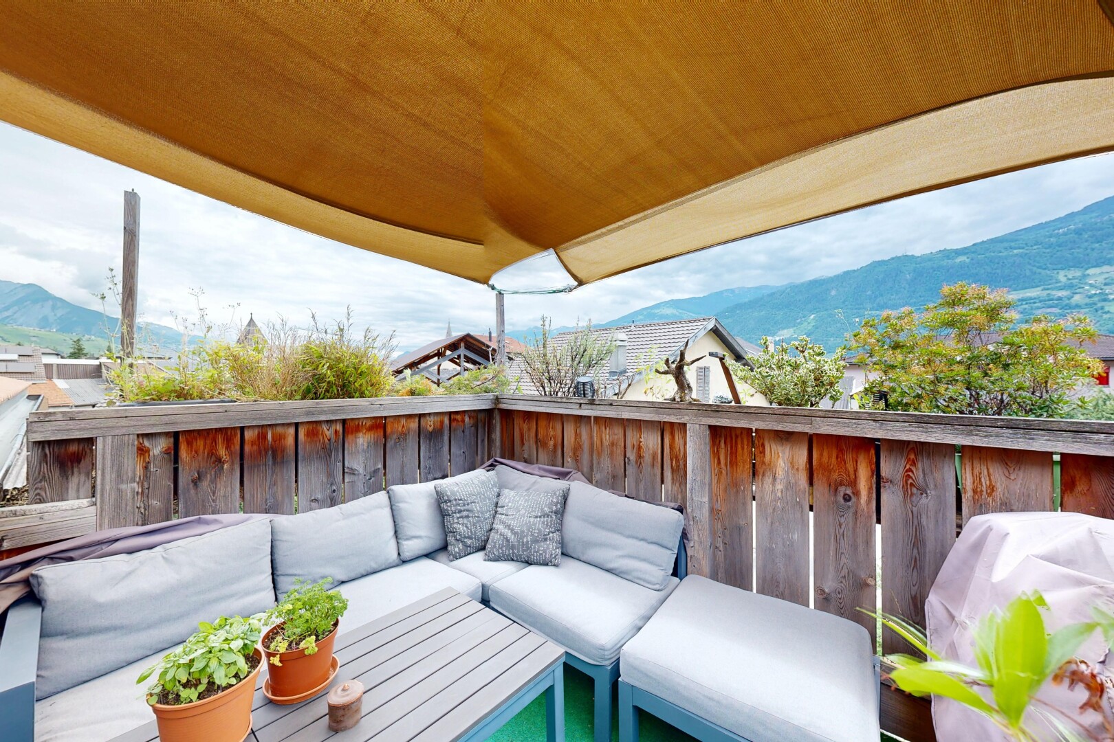 terrasse avec mountain view, vue sur la montagne, espace de vie extérieur, gril, et from property