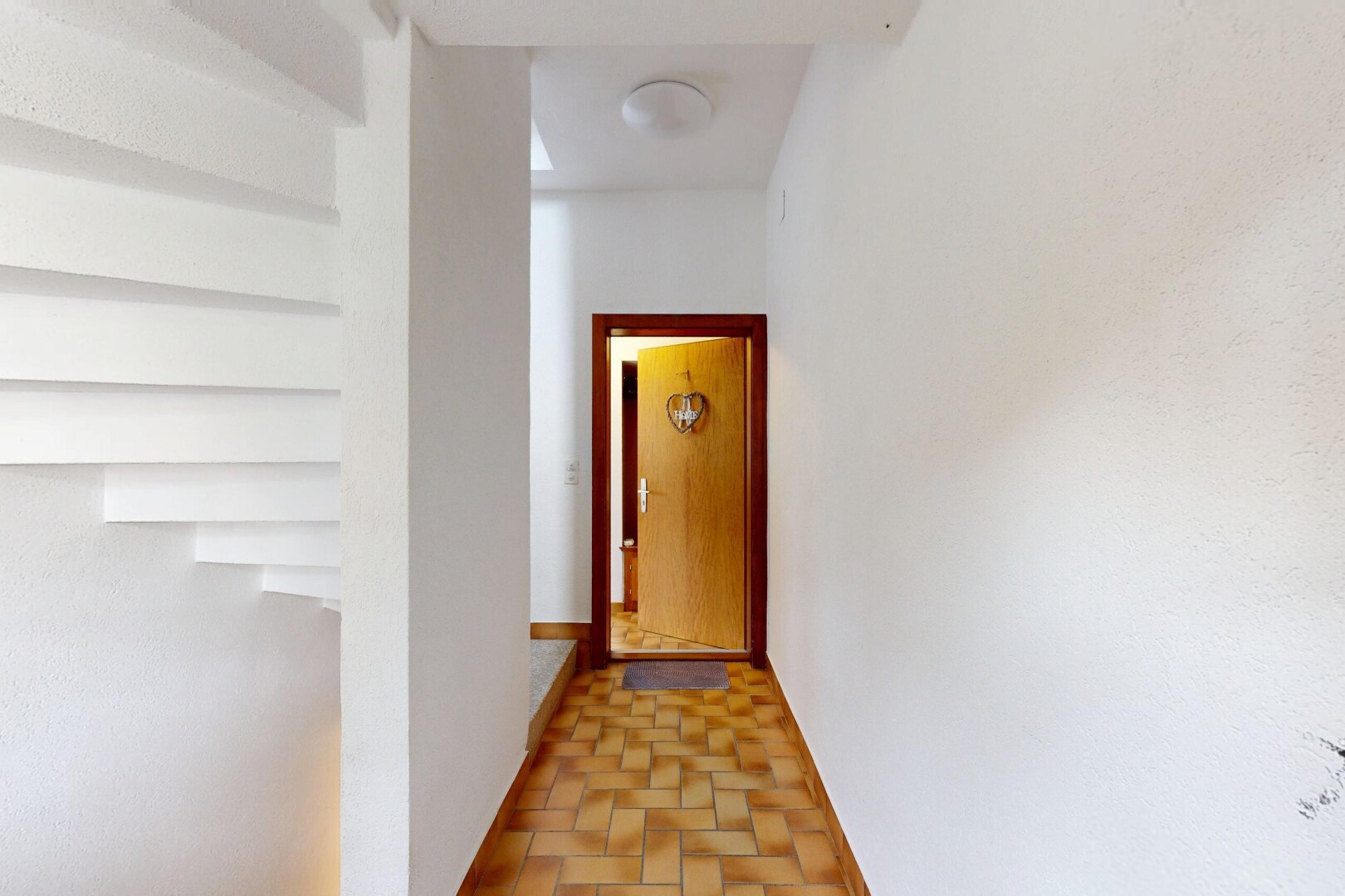 couloir avec cloison sèche, drywall, inside property, plinthes murales, et baseboards wall