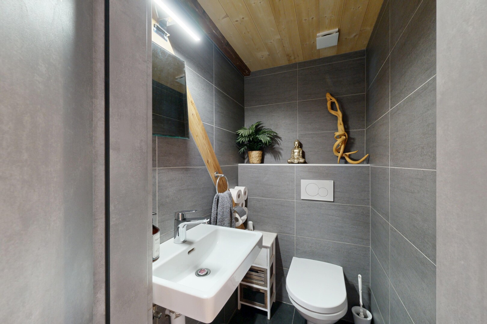 salle de bains avec miroir, tile wall, mur en carrelage, wood ceiling, et plafond en bois