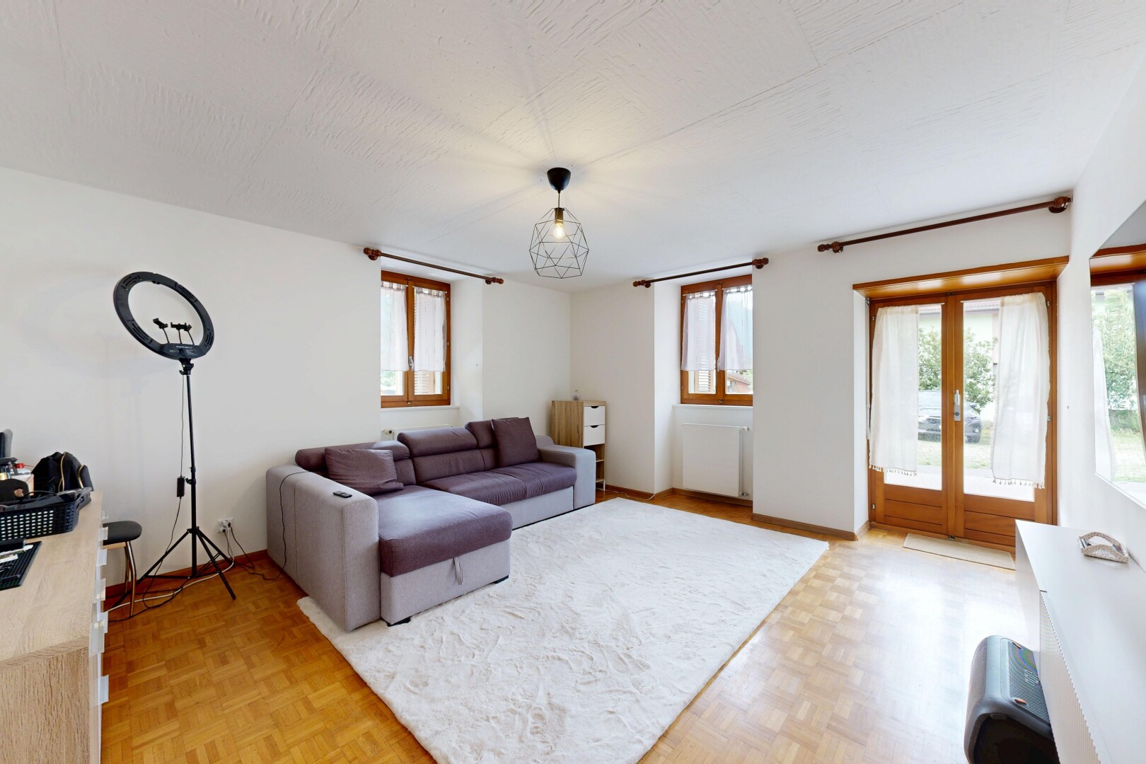 salon avec inside property, parquet floor, drywall, cloison sèche, et wood finish floor