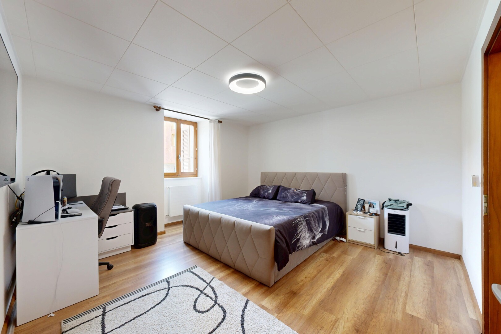 chambre avec sol en finition bois, wood finish floor, cloison sèche, drywall, et lumière naturelle