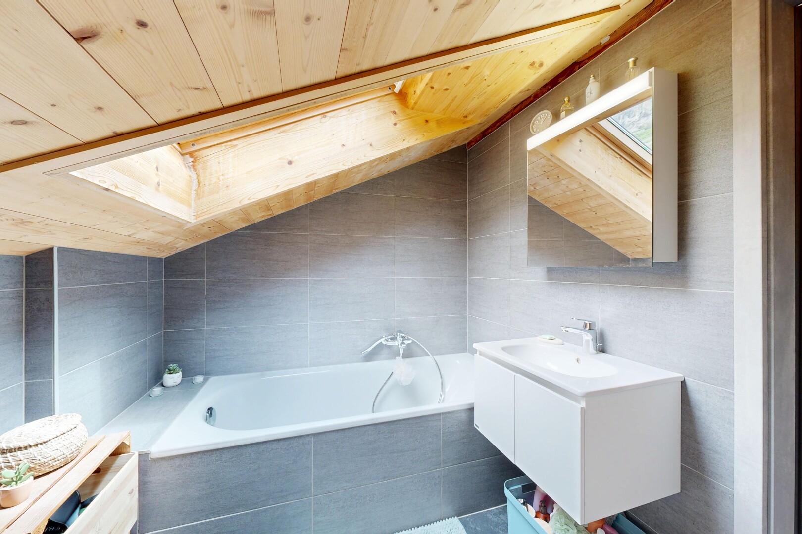 salle de bains avec mur en carrelage, tile wall, lavabo (ou coiffeuse selon le contexte), salle de bain complète, et bain