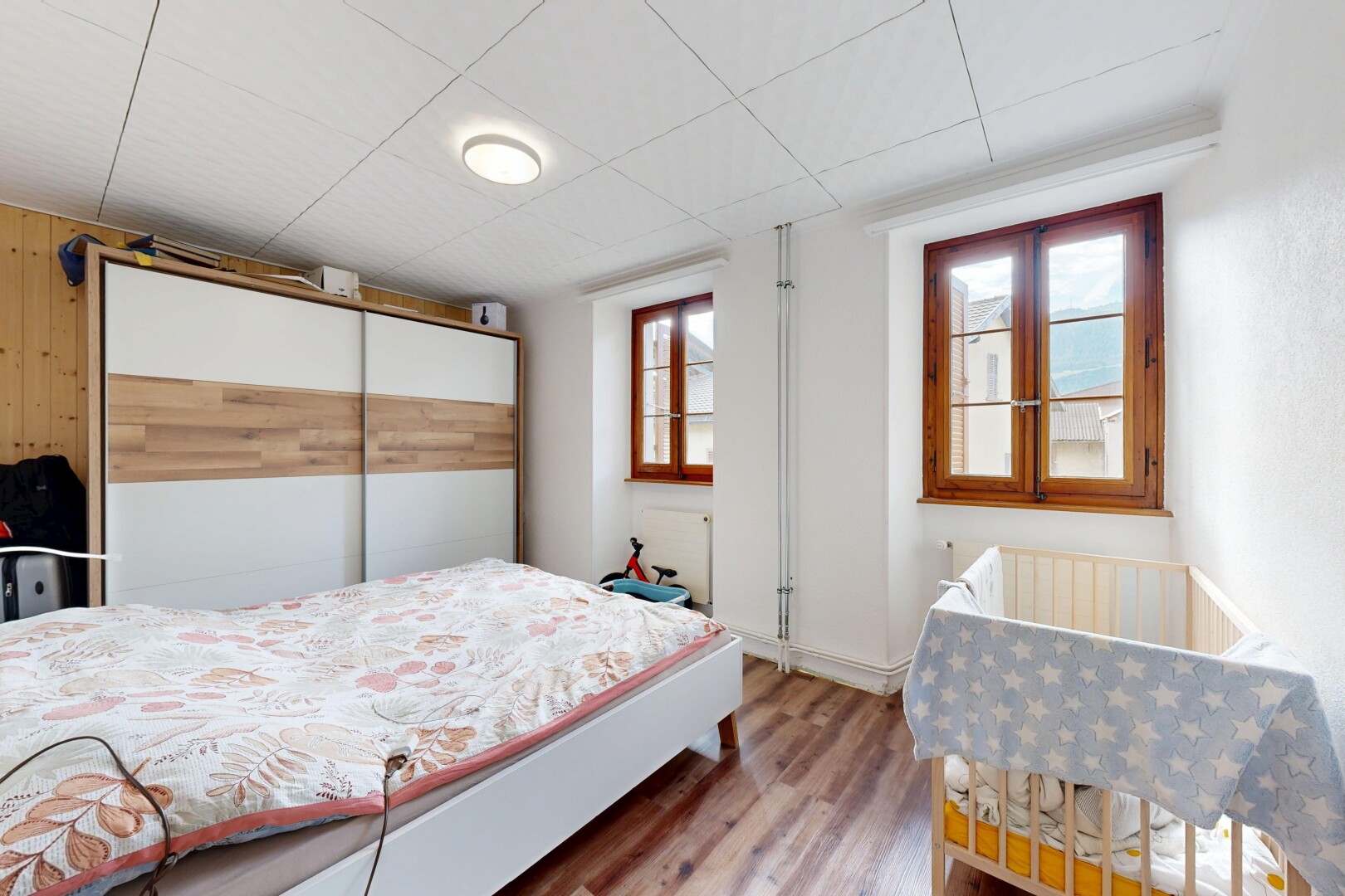 chambre avec lumière naturelle, natural light, sol en finition bois, wood finish floor, et inside property
