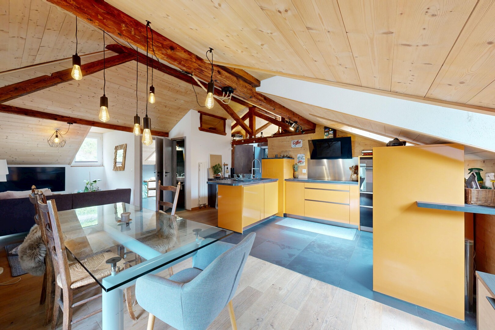 salle à manger avec plafond en bois, wood ceiling, inside property, plafond à poutres, et beamed ceiling