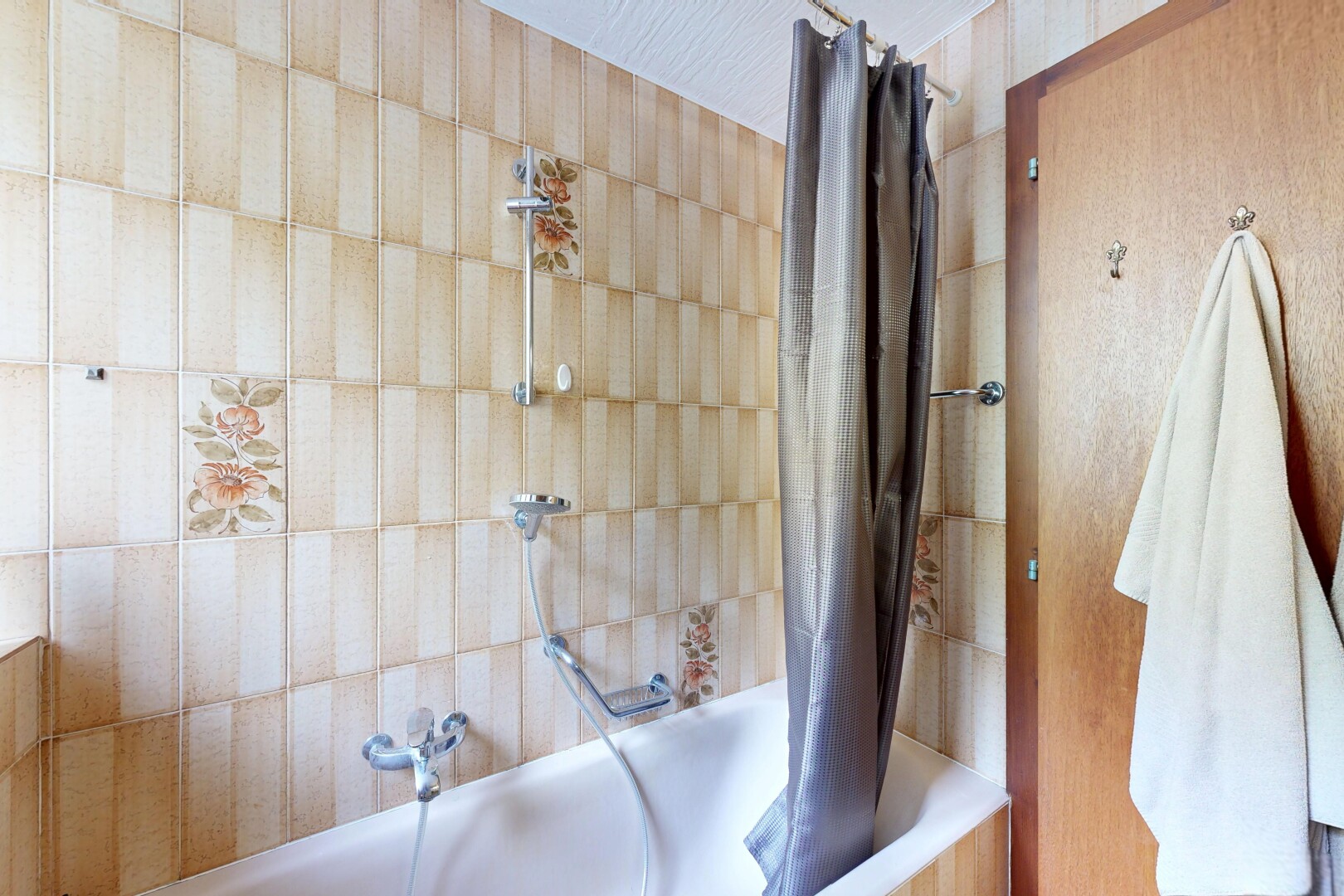 salle de bains avec douche-bain combinés et salle de bain complète