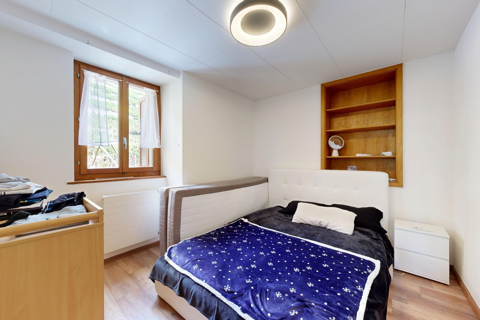 chambre avec drywall, cloison sèche, natural light, lumière naturelle, et wood finish floor