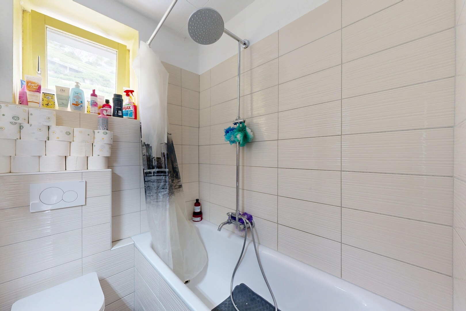 salle de bains avec salle de bain complète, douche-bain combinés, et inside property